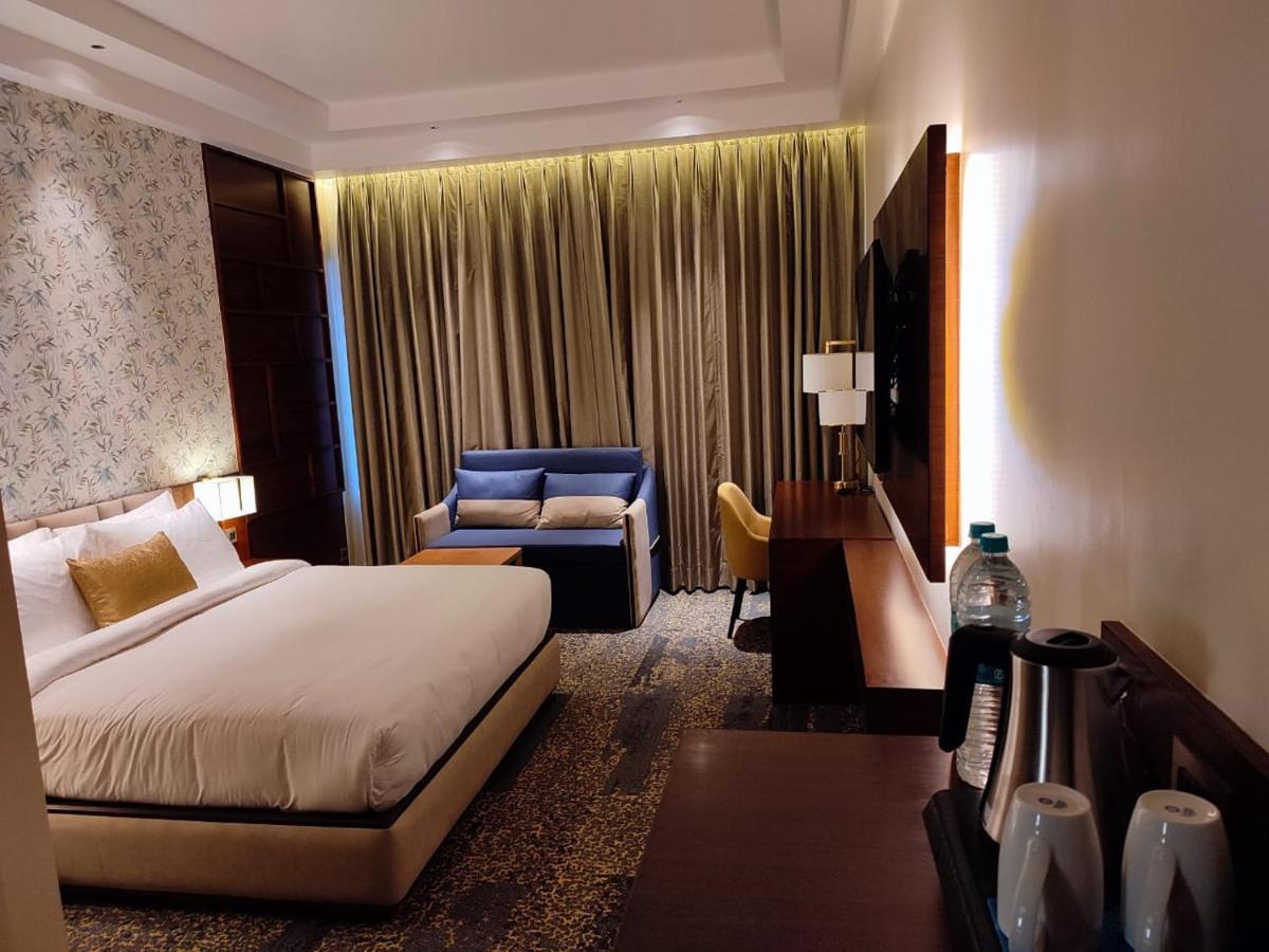 Hotel Peninsula Panchkula Esterno foto